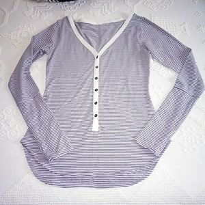 Lululemon gray white long sleeve v neck Shirt SZ S
